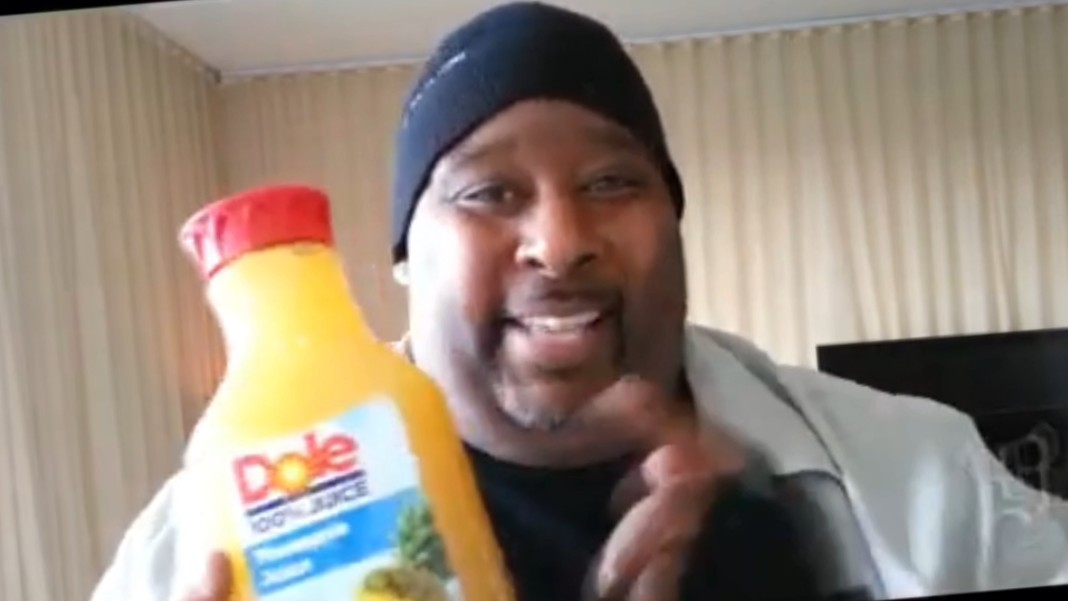 碳酸教父之一口气喝完一瓶菠萝汁饮料