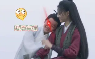 Télécharger la video: 雪中最让人羡慕的小范闲。歪在舒羞肩膀，摸青鸟的手。