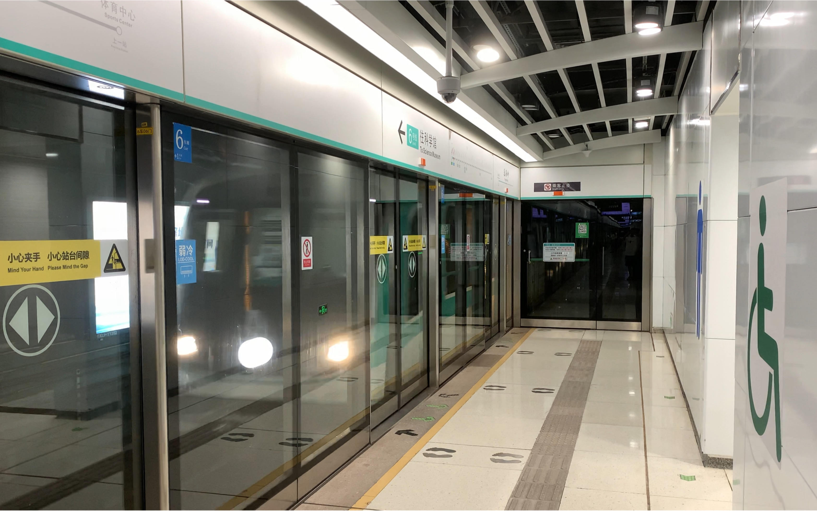 深圳地铁站内部图片
