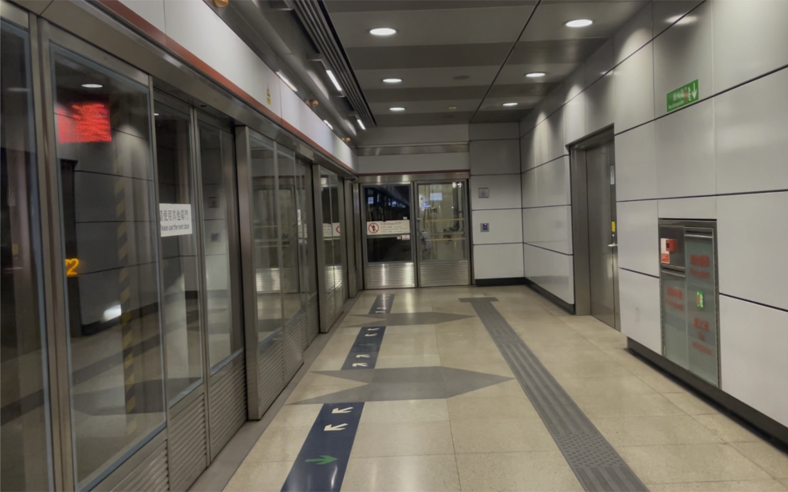 往乌溪沙的列车进入荃湾西站(d322)