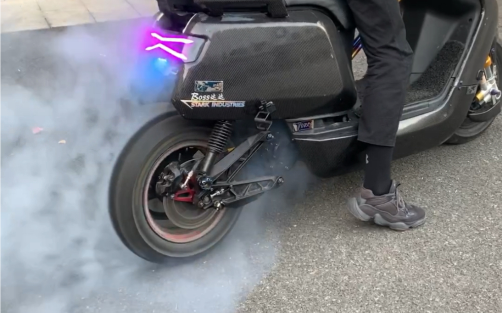 烧胎少年的日常