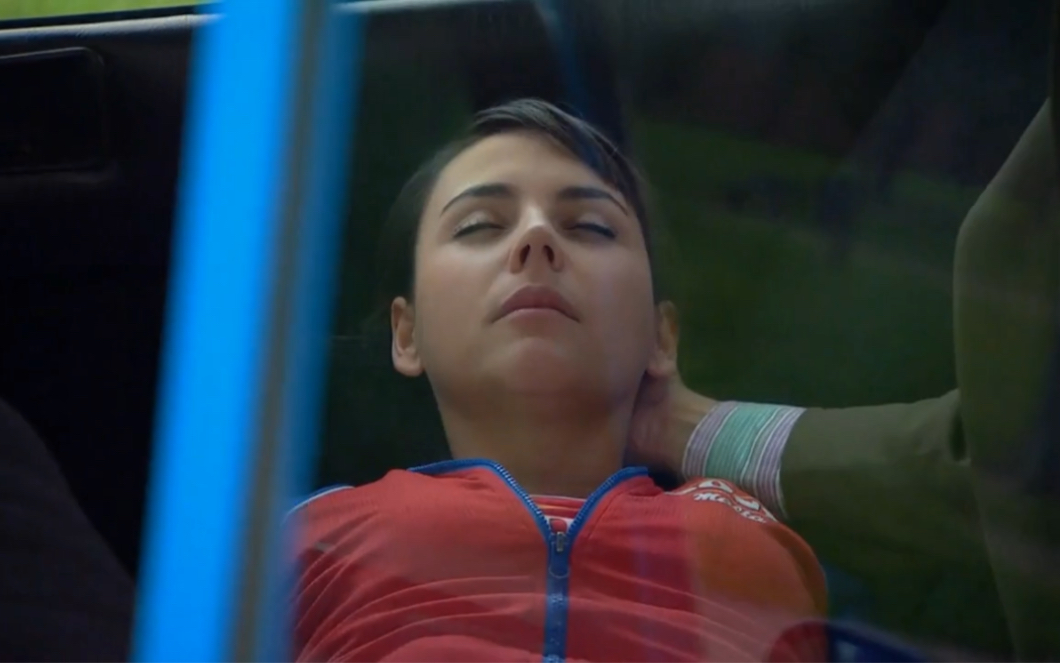 运动美女被捂晕抱走