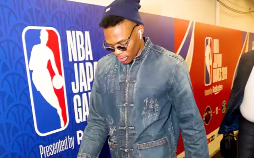 硬汉威少也有柔情的一面,两次身穿唐装出场真的刚!#威少 #nba