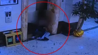 两男子抱一起撞开电梯门  双双摔下电梯井