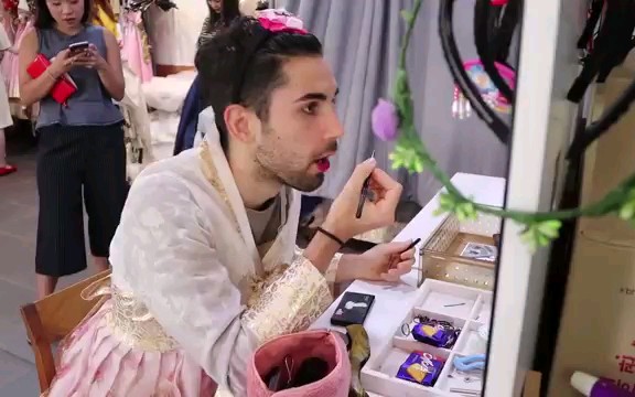 女装大佬一个法国人穿上女装路人纷纷上前合照