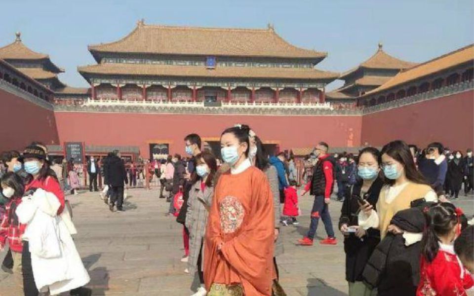 大年初一故宫迎首批游客游客带着金牛玩偶讨好彩头大年初一故宫五铜牛