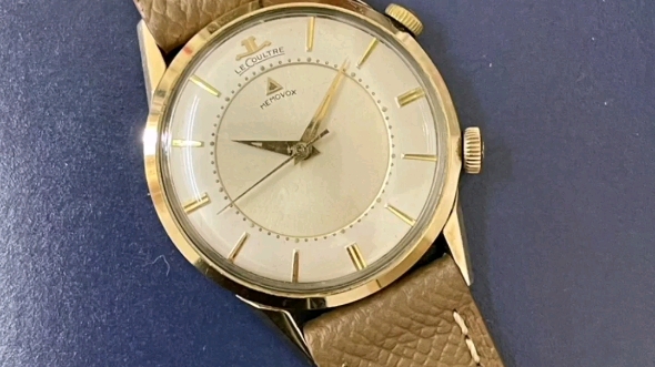 今日分享一枚积家古董表, 包金材質,双色盘,这是一枚产自于上个世纪六