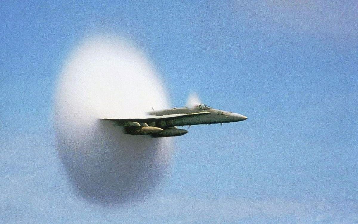 战斗机超音速状态下形成的音爆云,这样的画面真是美翻了!