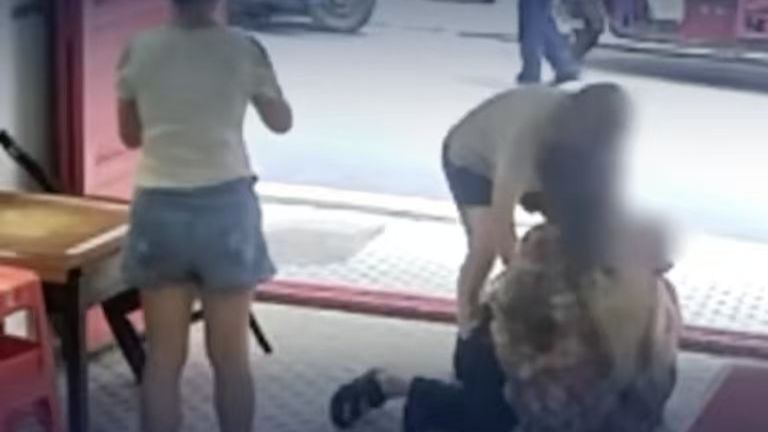 “扶老人遭索赔”事件死者亲属：店主的第一反应是把人拖出去，不是打120