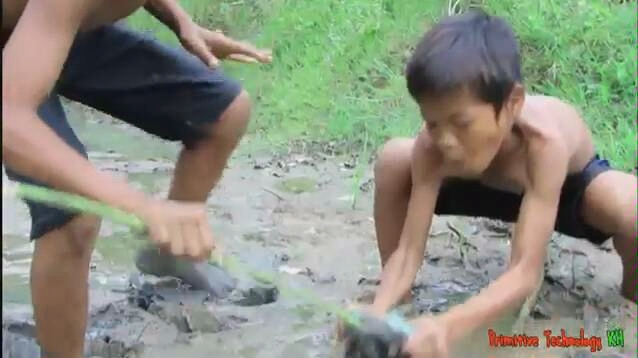 [图]野外美食<小男孩吃螃蟹>Primitive technology