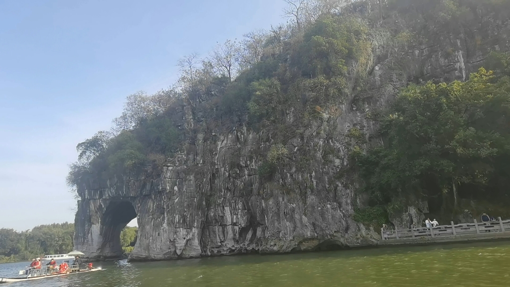 第一次坐竹筏,跟着家人近距离欣赏象鼻山美景