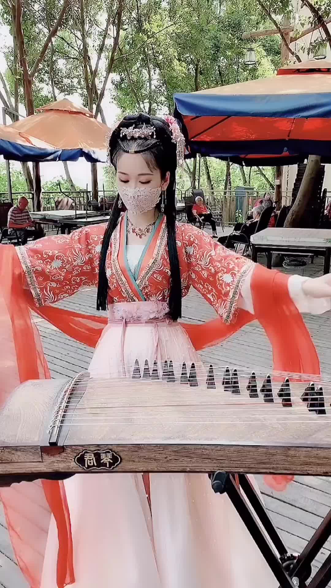 给大爷大妈们弹首蝴蝶飞弘扬国乐古筝演奏汉服户外dou小助手