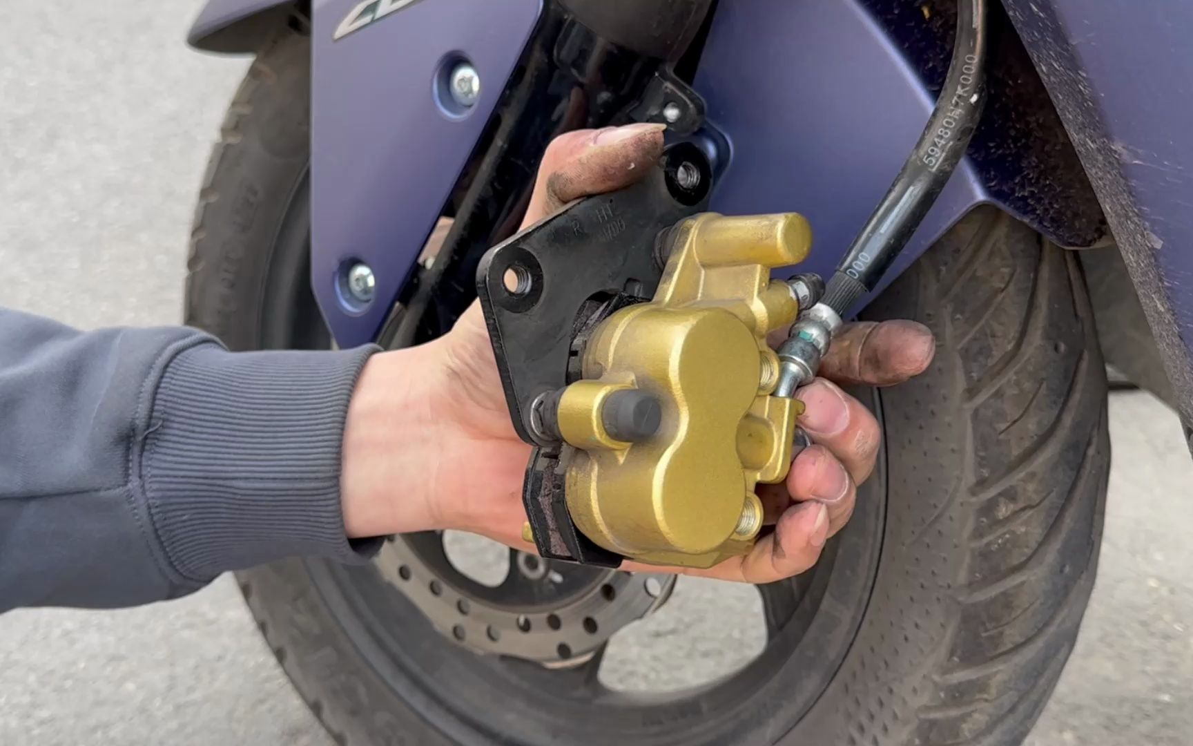 我修电脑的,刹车片用到极致,懂点修车第一次更换摩托车刹车片