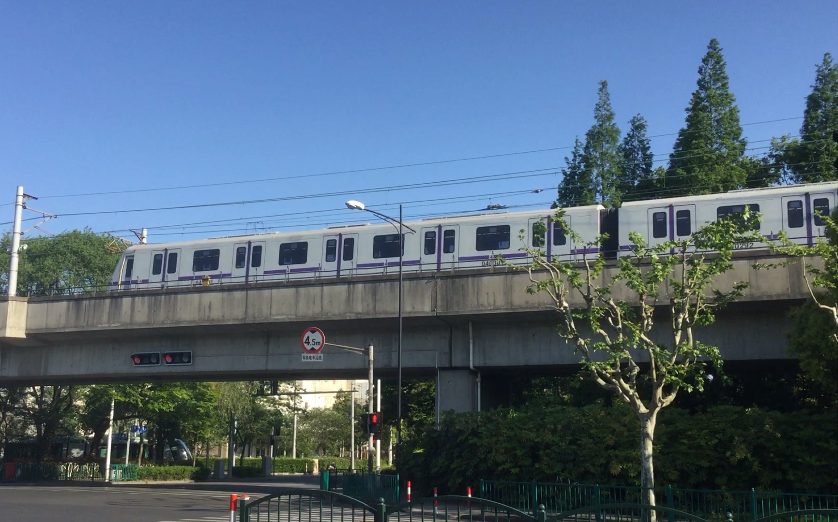 【上海地铁】4号线405号车依旧作为实训车进入老张江高科站_哔哩哔哩