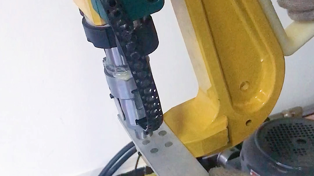 不用打孔自动送钉铆钉直接刺穿铝板的自穿刺铆钉机免打孔自动冲穿铆接