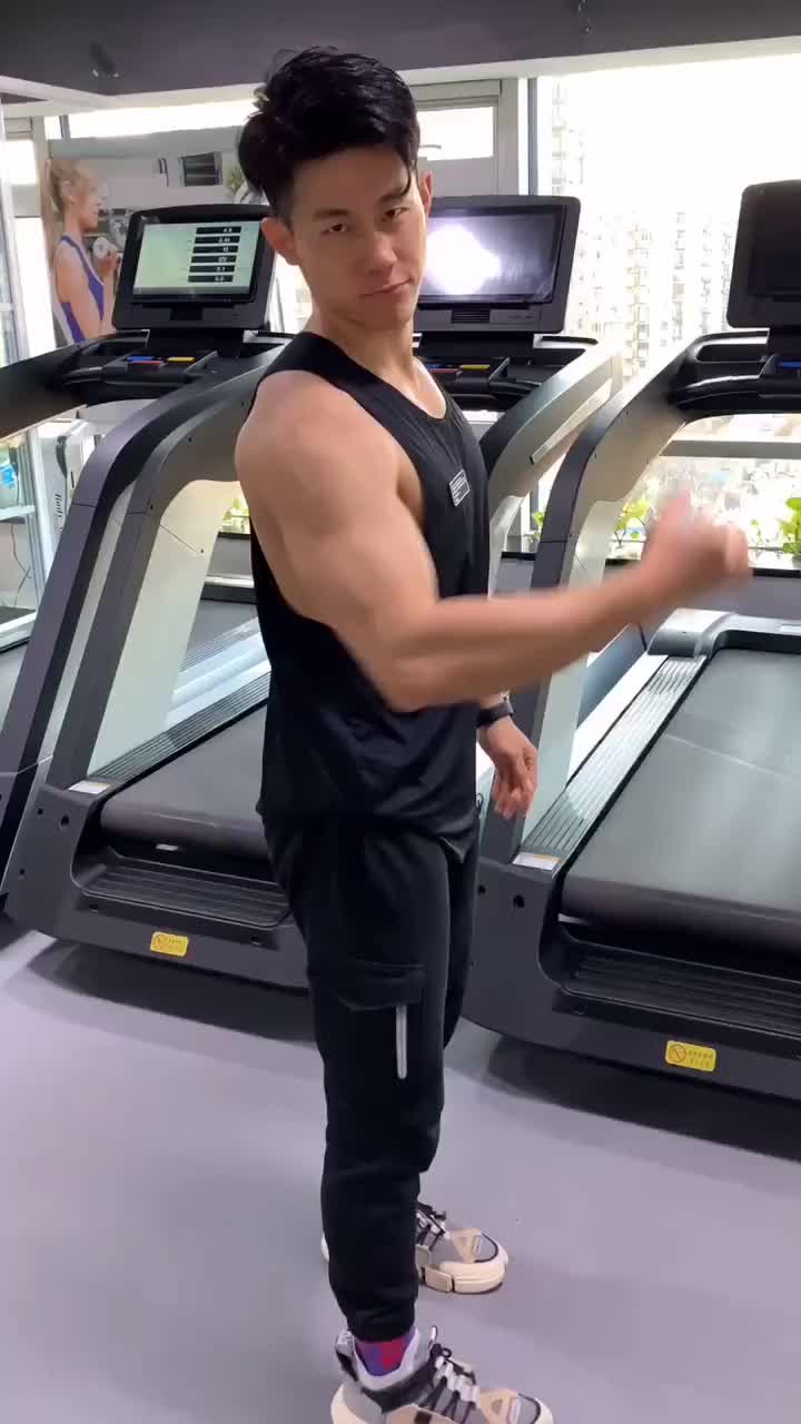 蝴蝶背挑战 健身房 听说肌肉大的完成不了这个动作胖虎不想胖 你来试