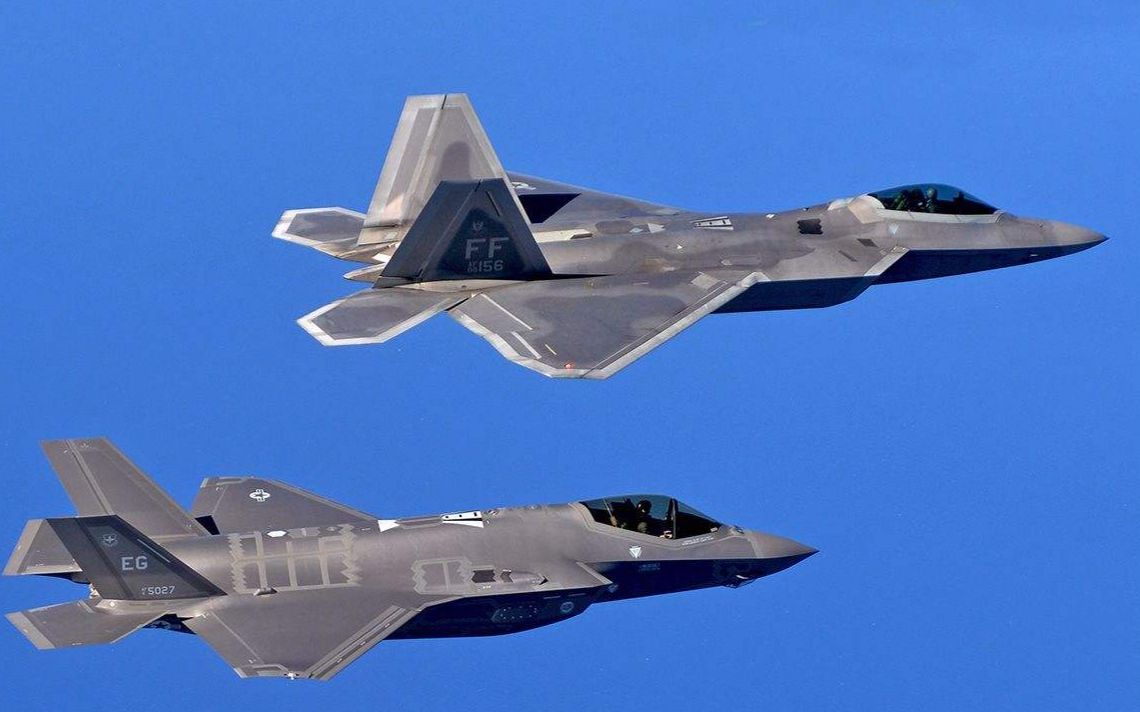 f22被美军飞行员嫌弃:不如f35好用,战场上隐身性没这能力重要_哔哩