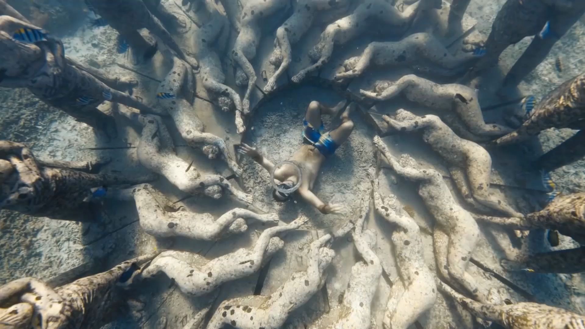 自由潛水大神 發現海底遺址十二圓桌騎士 吐圈起舞!