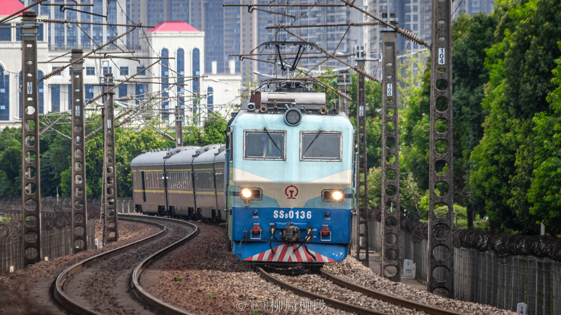 蓝色车头直特火车