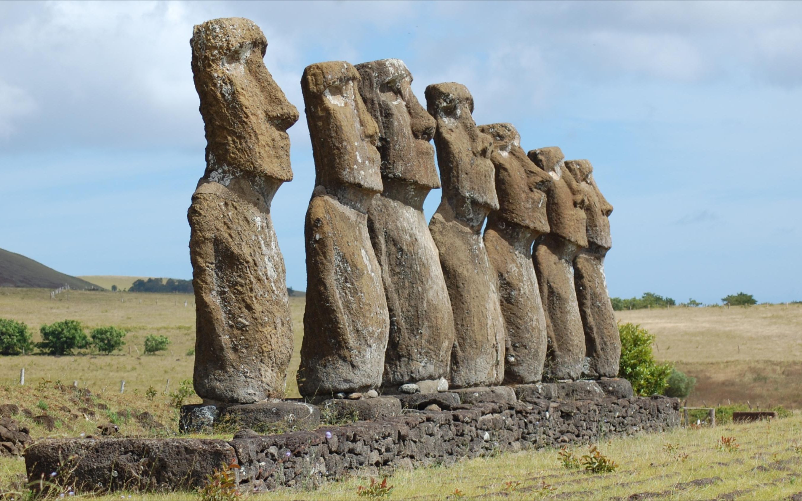 复活节岛之谜,答案也许就在人形石像和壁画上