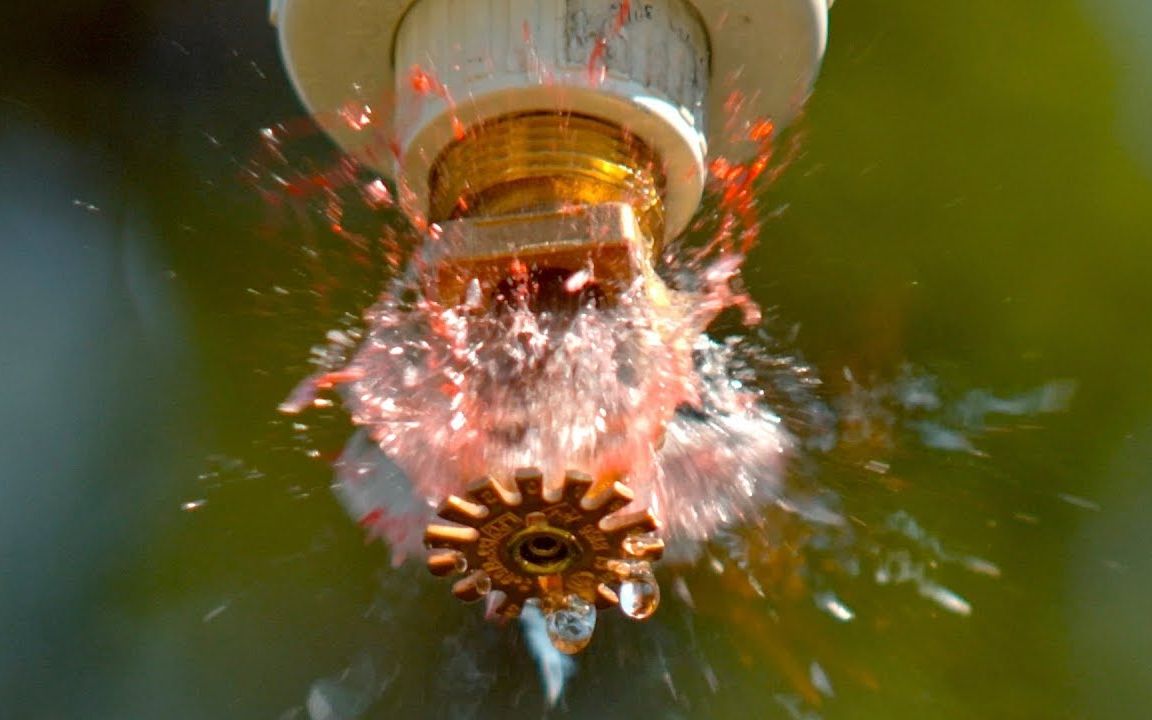 盖蛋慢镜头100000帧秒拍摄下的自动喷水灭火器是如何工作的柚子木字幕