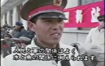 [图]80年代解放军为人民服务