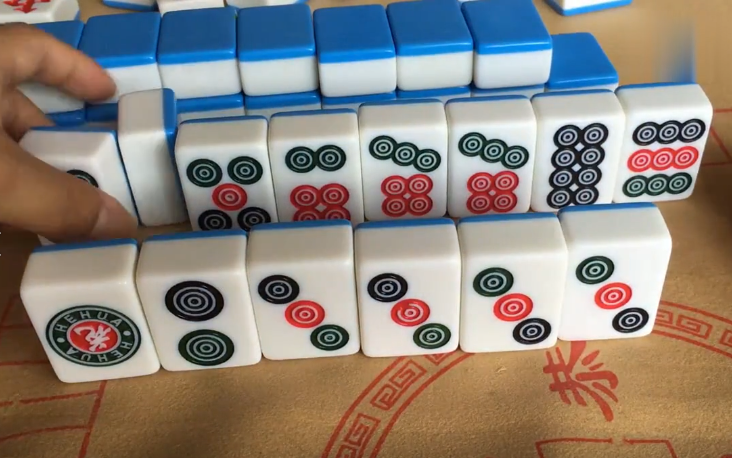 这把清一色好牌看着小伙摸到七筒,以为他会自摸没想到号看了半天