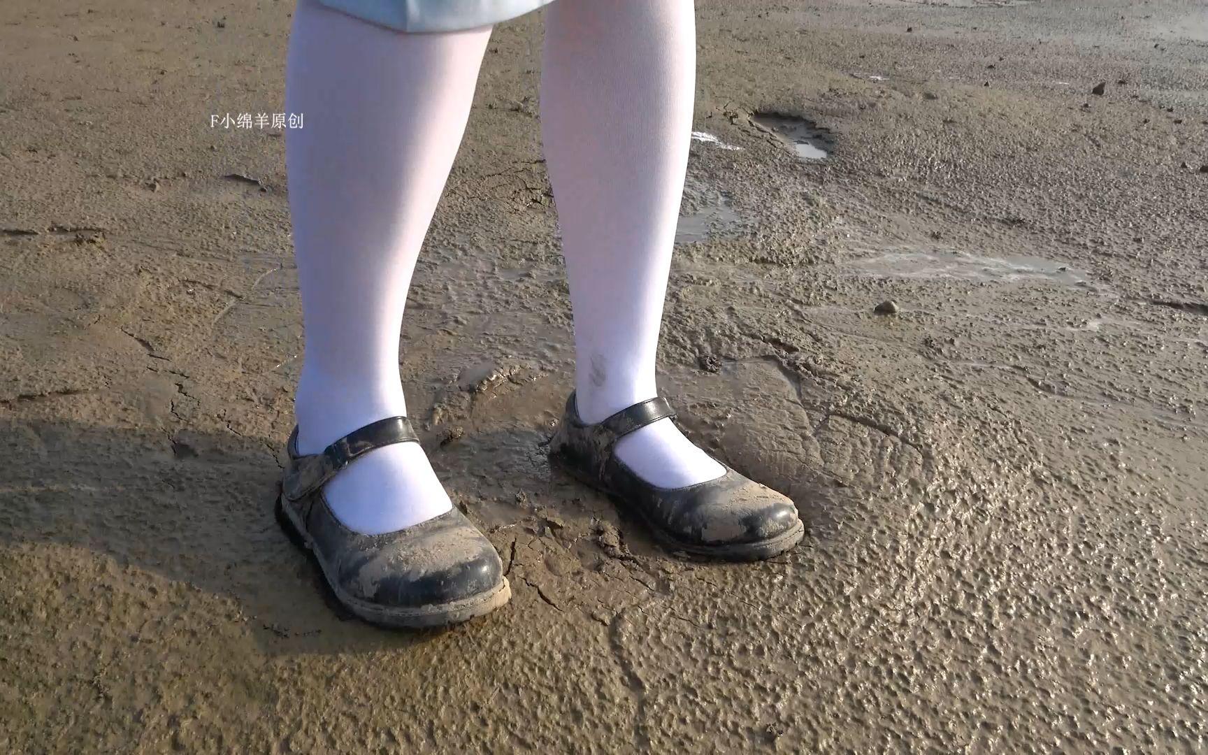 女生只穿袜子在泥地图片
