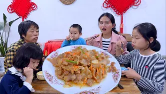 Download Video: 妈妈第一次尝试做锅包肉，酸甜酥脆，3个孩子大赞好吃