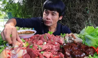 Video herunterladen: 新鲜的生猪肉猪肝配生菜