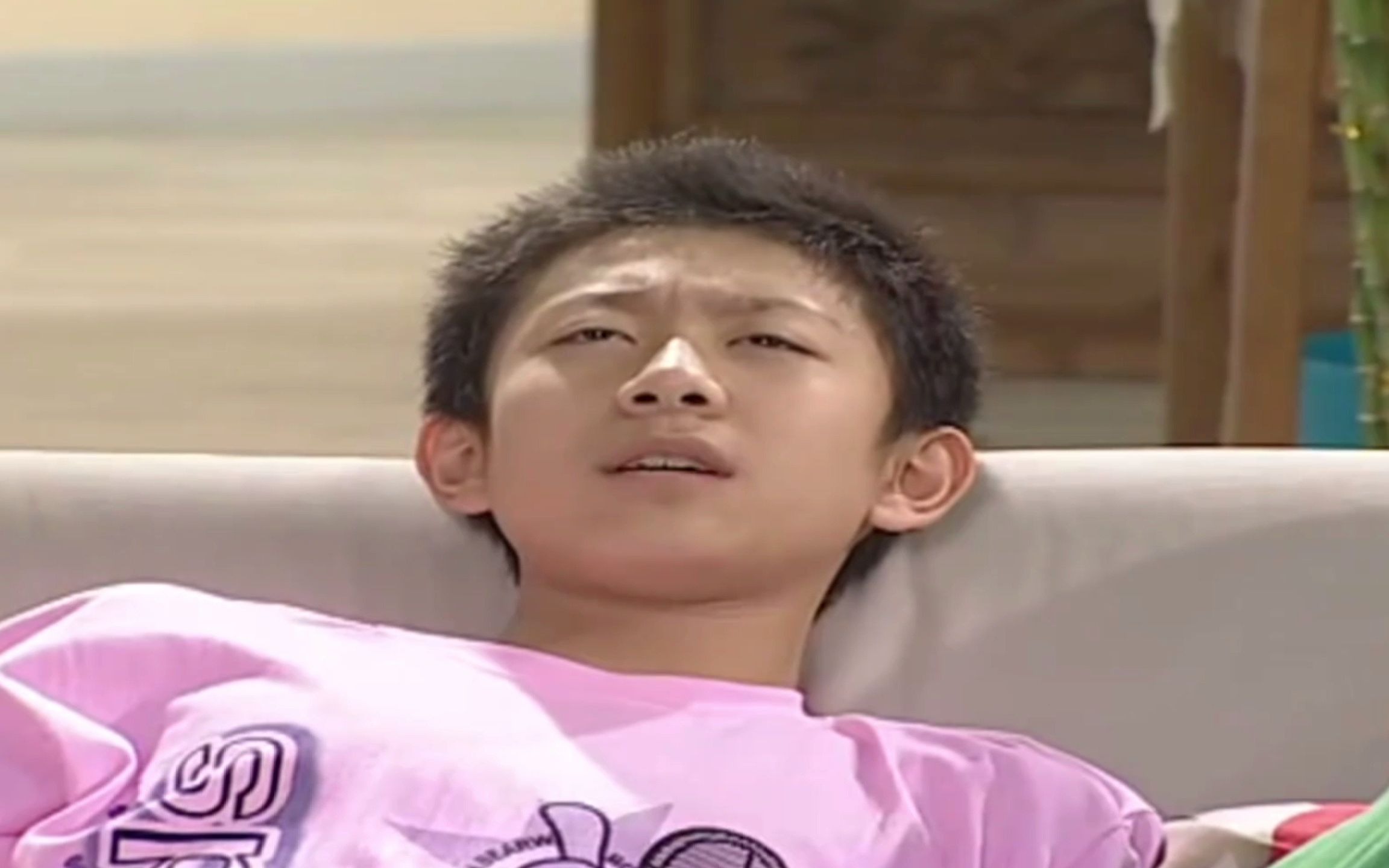 家有儿女:这一家子回来都躺沙发上,可是累惨了,说话只说一个字