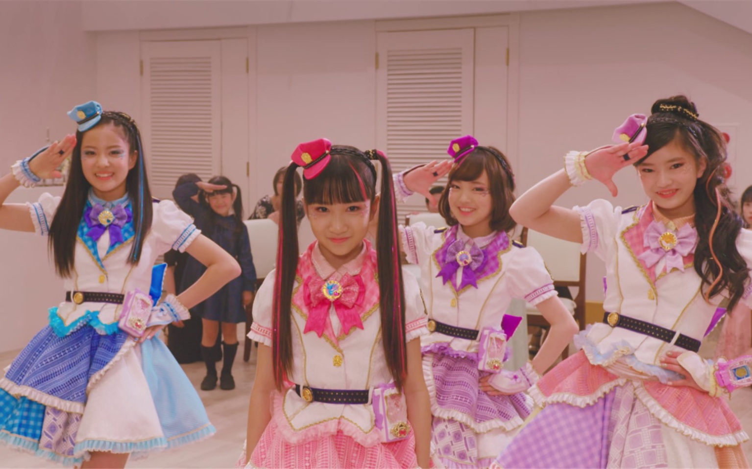 【警察×战士 爱心巡护!】空&小花&莎莱&翼·晴空/洗牌变身!