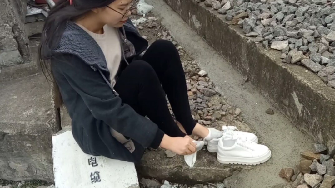 小姐姐脱鞋赤脚走铁路