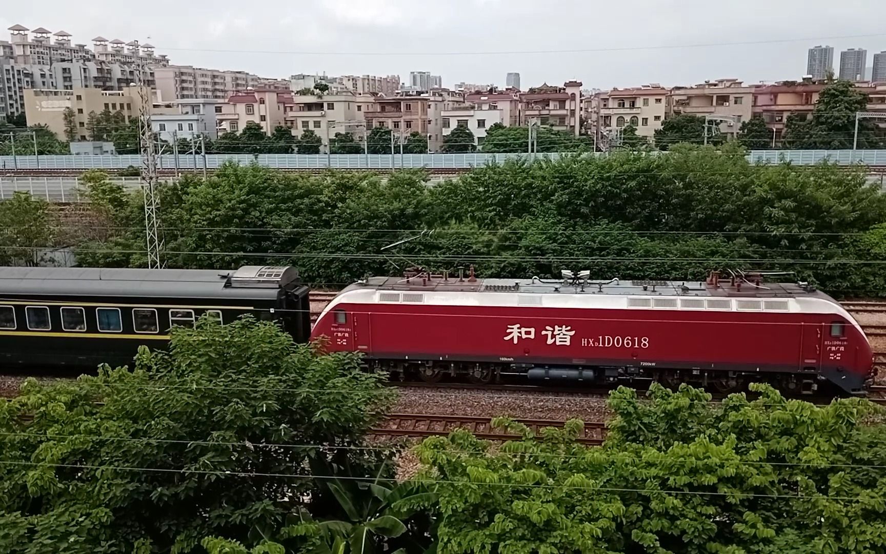 广铁广段hxd1d牵引z230次列车从广州北站通过