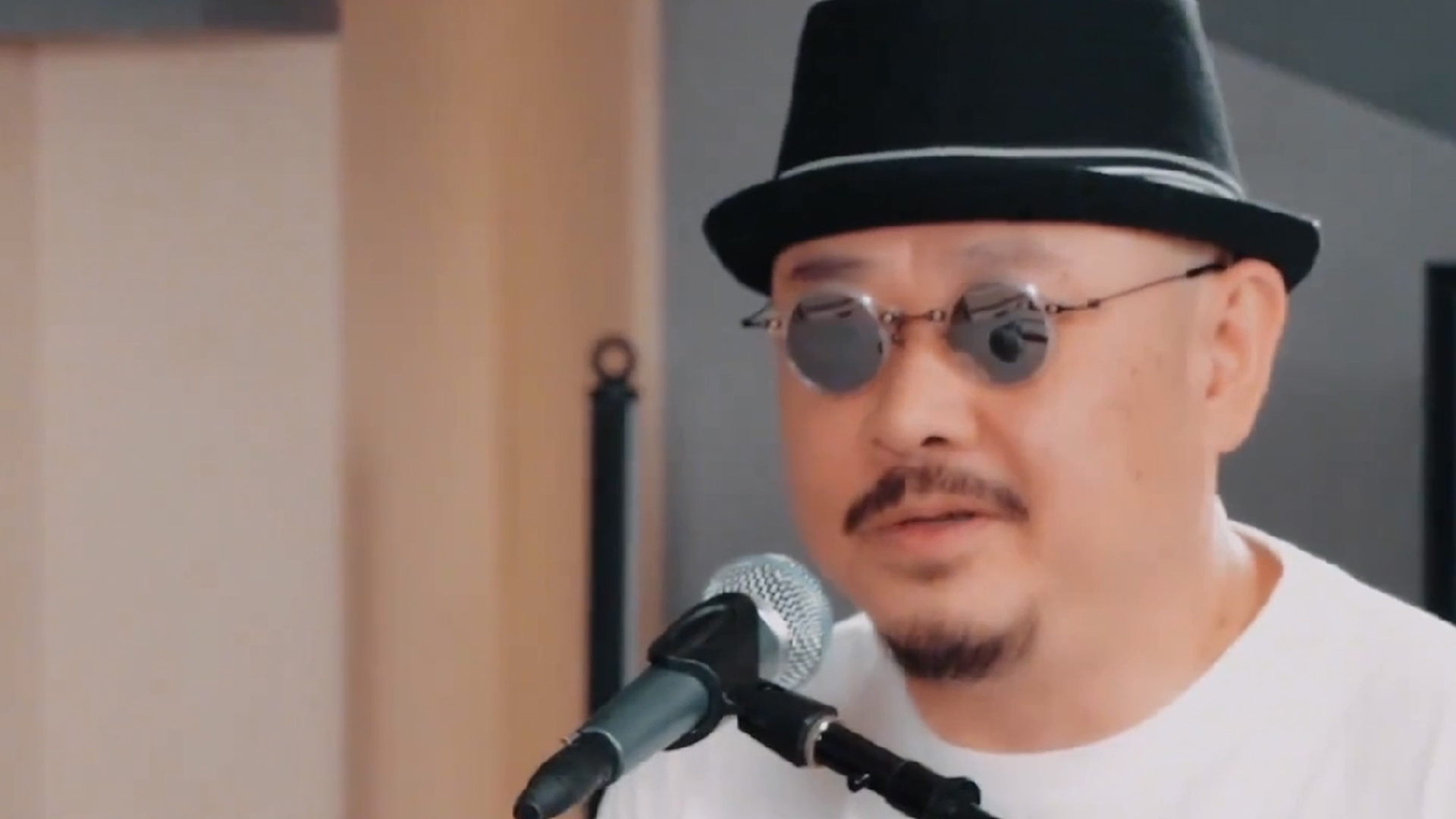 刀郎不惧争议唱《罗刹海市》,面露深意笑容,那英评论区再沦陷