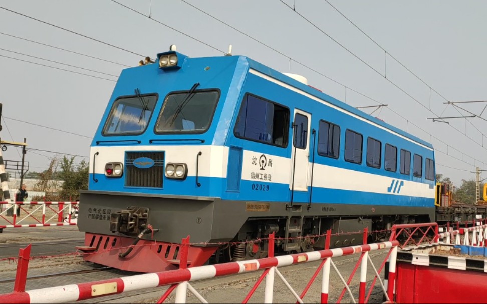 铁路锦州工务段金鹰工程车通过机场路道口