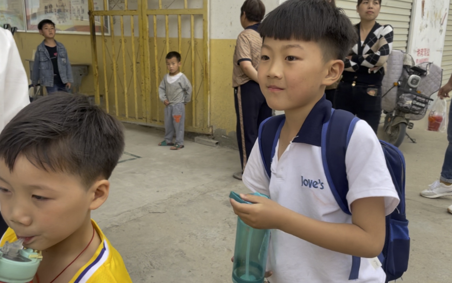 等到王浩苒放学了?弟弟王奕程开心的去接哥哥