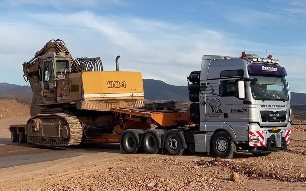 man卡车运输利勃海尔984挖掘机