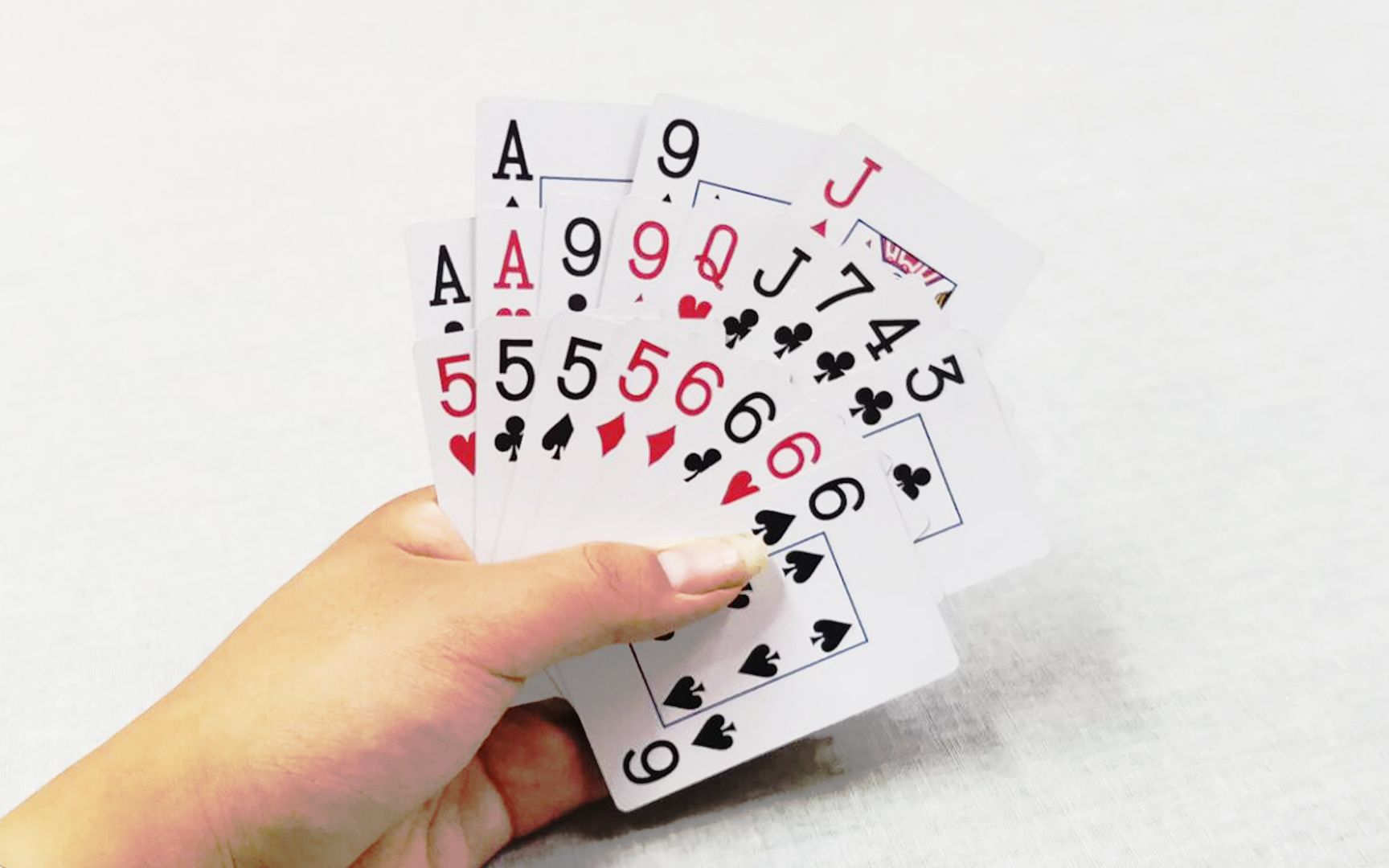 斗地主:双连炸小哥硬刚对家王炸,本以为稳了,不料小姐姐留炸最后截胡