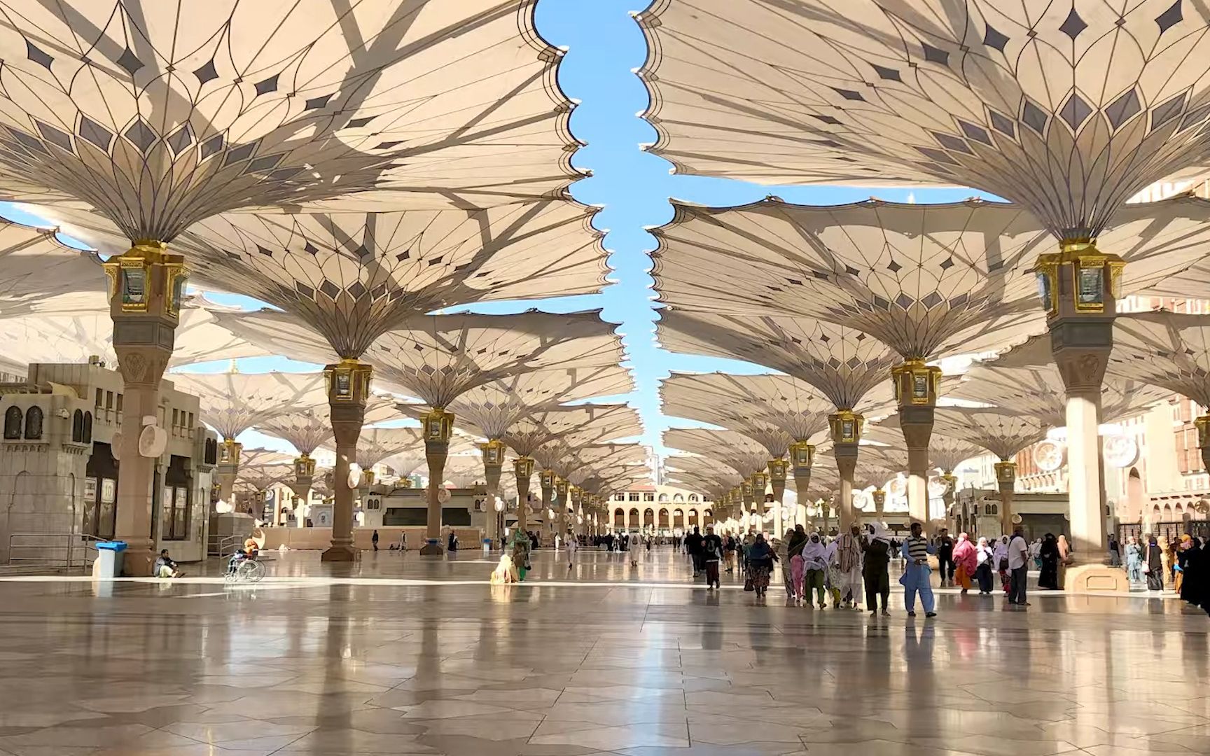 世界上最大的遮阳伞,耗资百亿建成,可覆盖整个广场