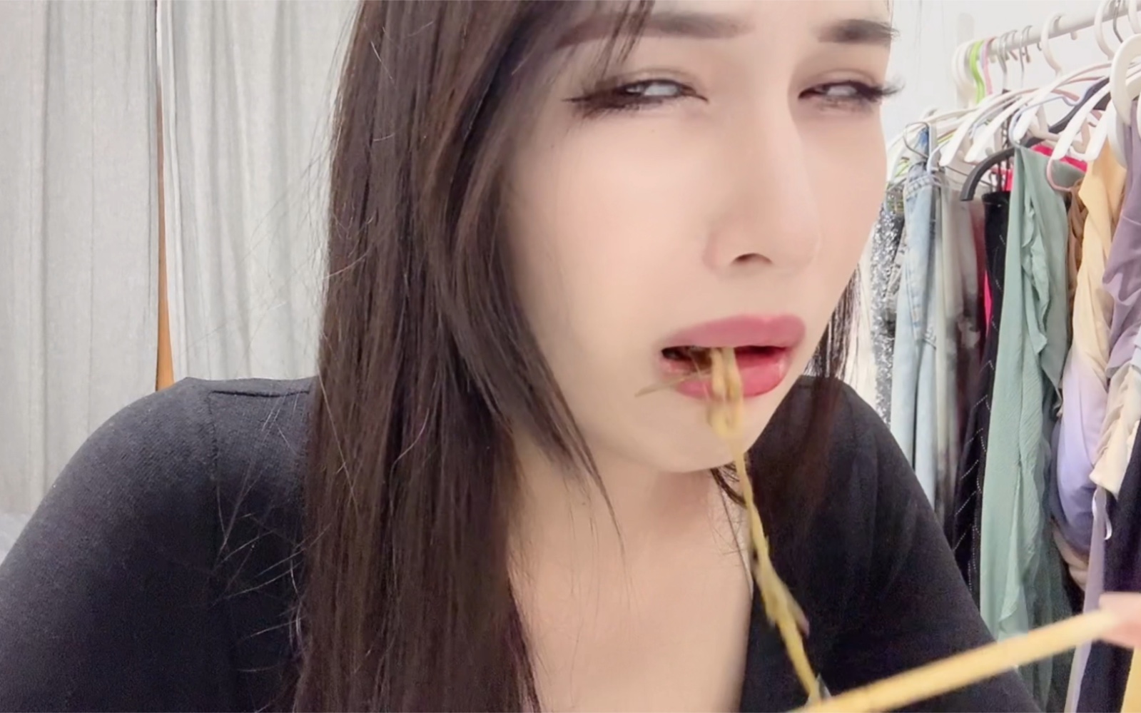 美女做饭VLOG 虎皮尖椒猪蹄肥肠土豆粉木耳哔哩哔哩bilibili