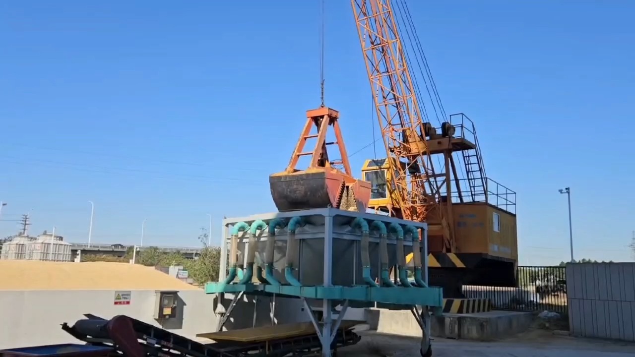 港口码头固定式全回转起重机抓斗吊机粮食抓斗装卸设备带载变幅式高架