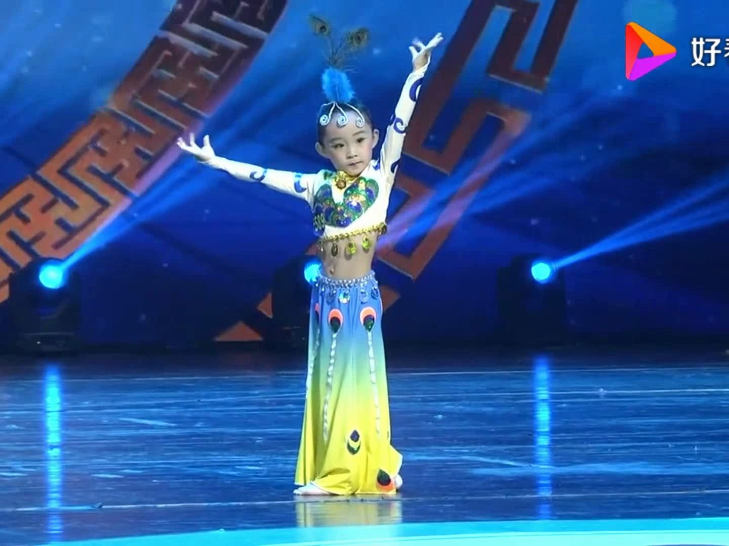 可爱小女孩跳傣族舞《彩云追月》,光着小脚丫,爱了爱了
