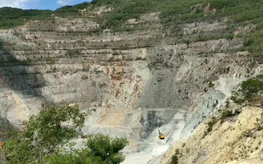 实拍亚洲最大的海南铁矿山 已经被日本挖完了 遗留下一个坑哔哩哔哩bilibili