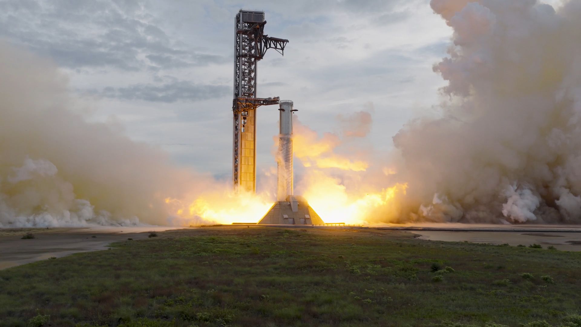超酷的平移拍摄 SpaceX 星舰15飞超重助推器完成全时长33台猛禽静态点火测试