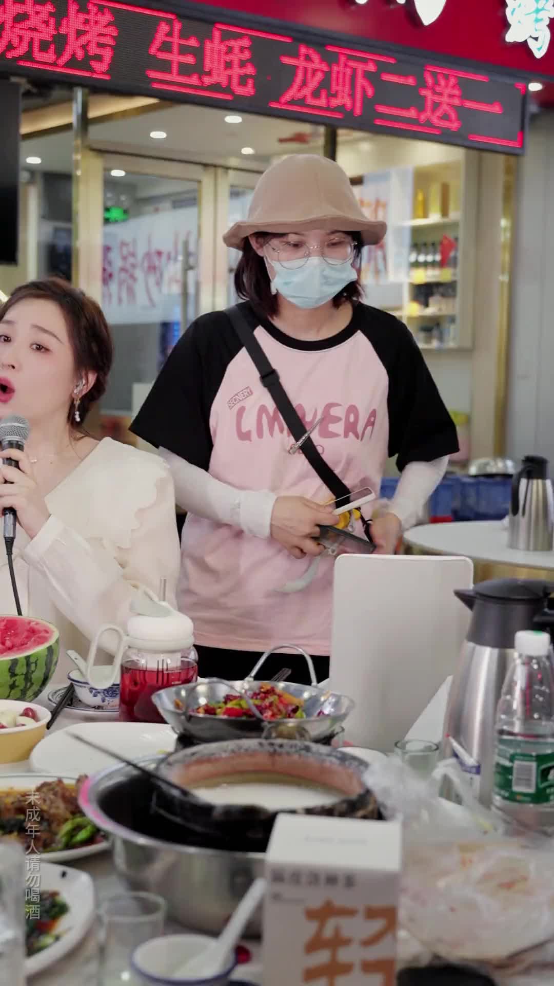 姑娘你别太懂事开心比啥都重要蛋糕姐姐户外唱歌治愈系笑容
