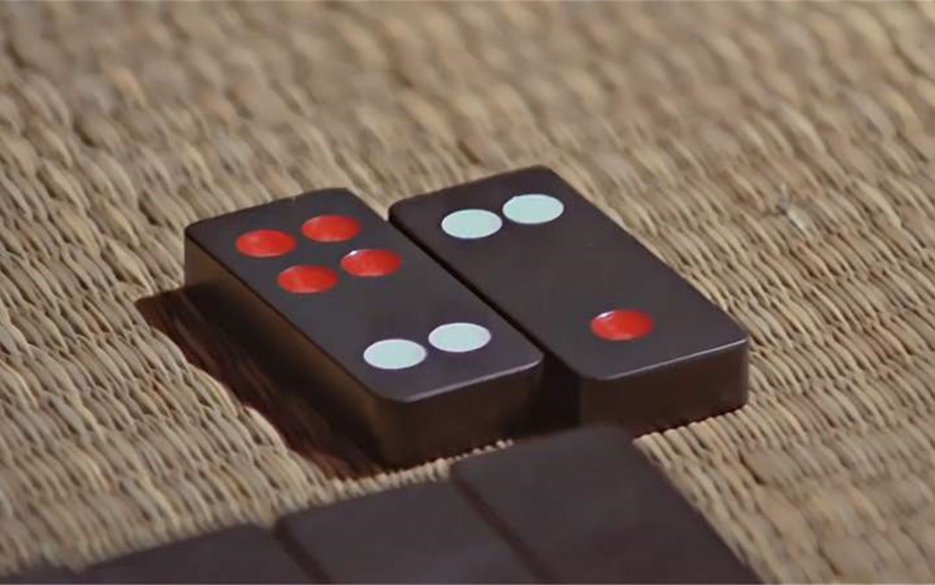 赌神:小结巴竟是千术高手!轻轻拍了下桌子,骰子点数立马就变了