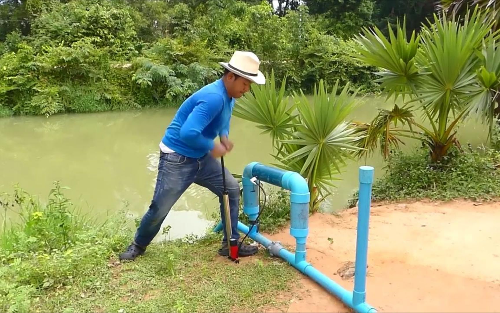 小伙用打气筒和水管制作无动力抽水神器,没想到真的把水抽上来