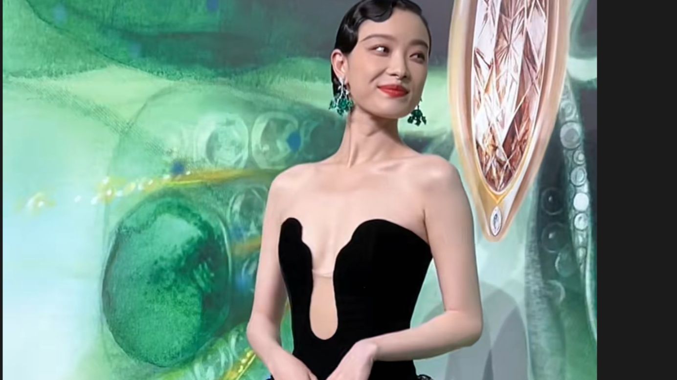 倪妮某艺术珠宝展直拍视频,黑色低胸花瓣裙
