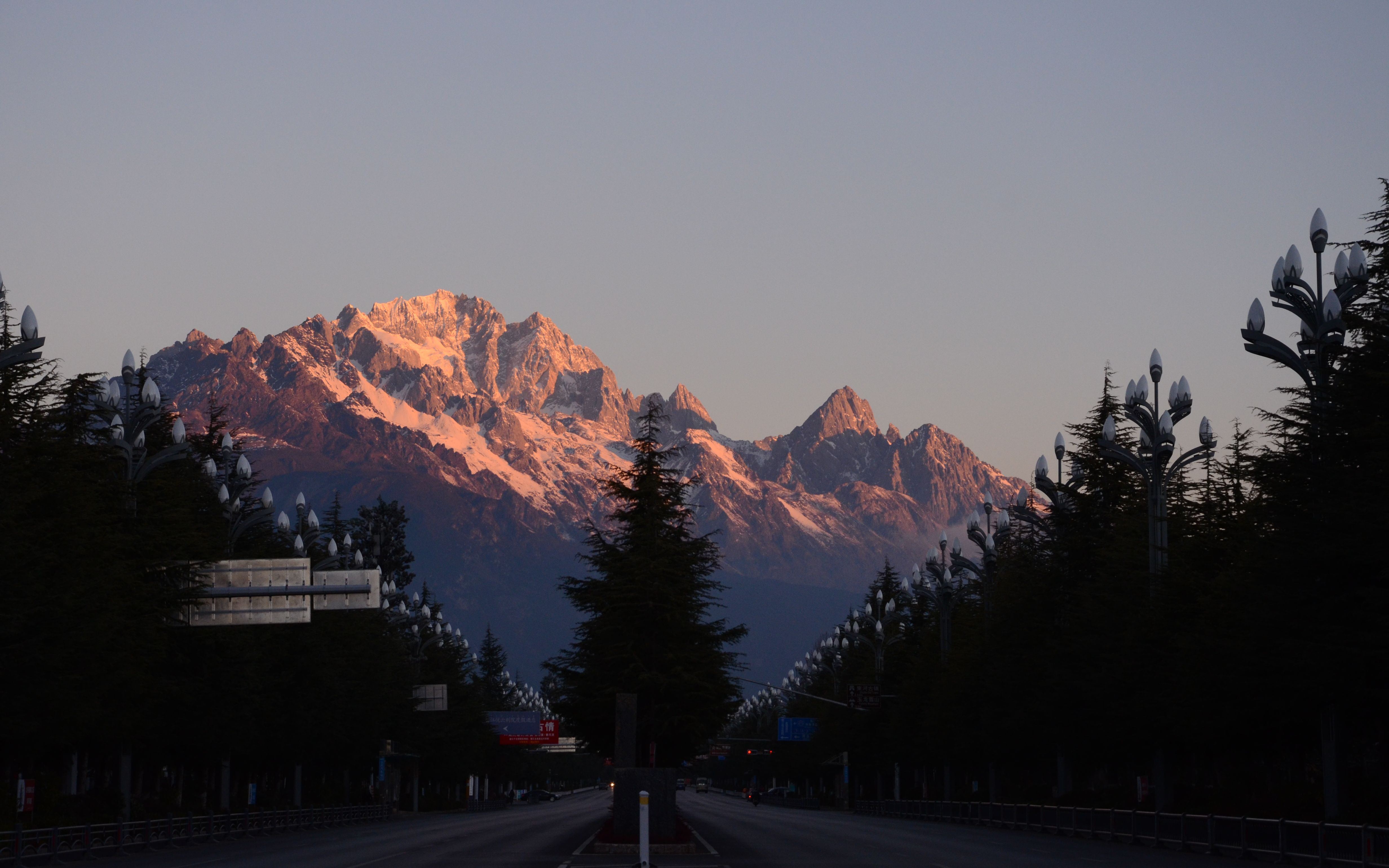 玉龙雪山日照金山